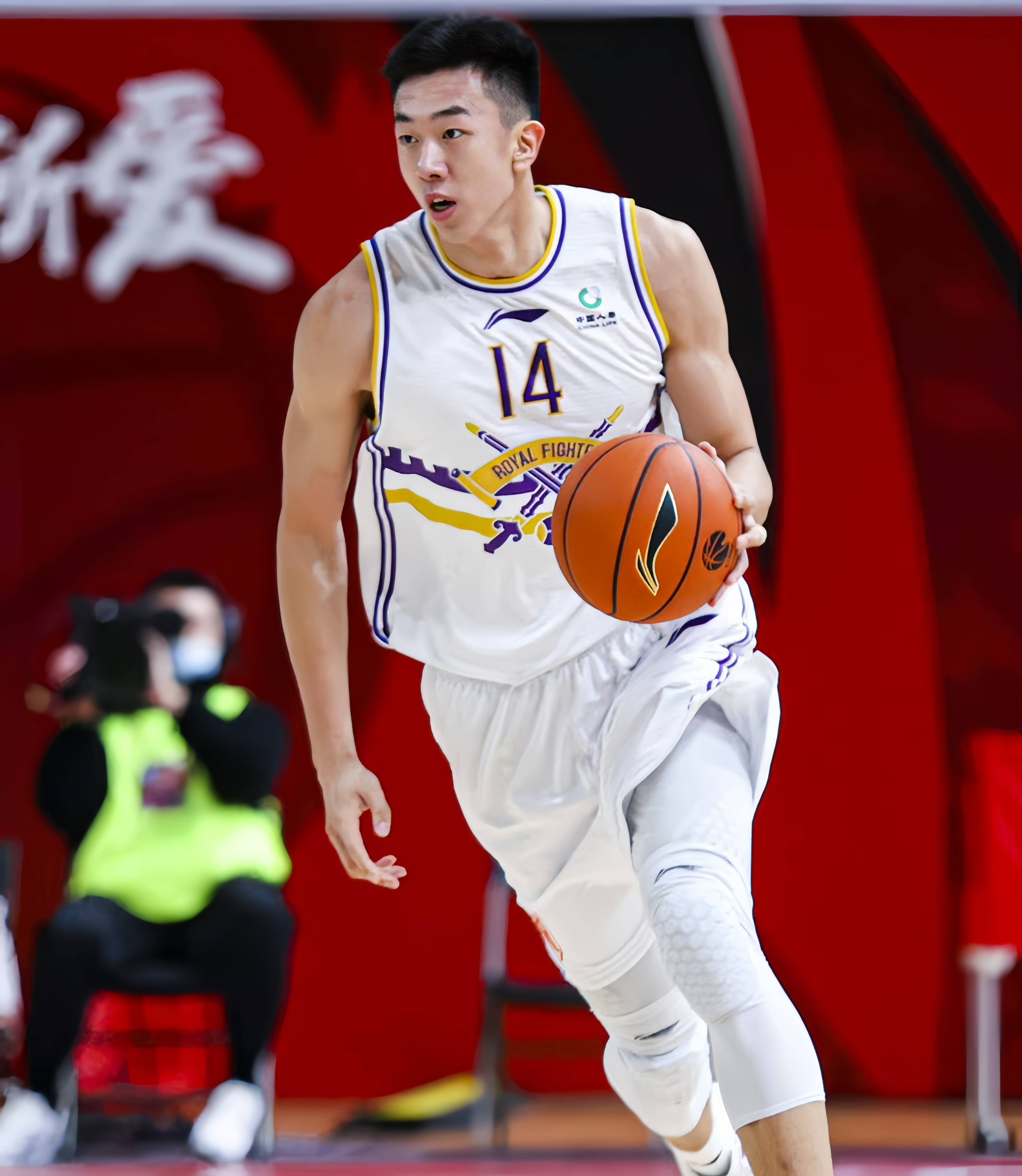 kaiyun体育官网-CBA季后赛赛程吃紧，浙江队赛后防线松动，气氛紧张，资深球员宣示担当(cba季后赛赛程赛果)